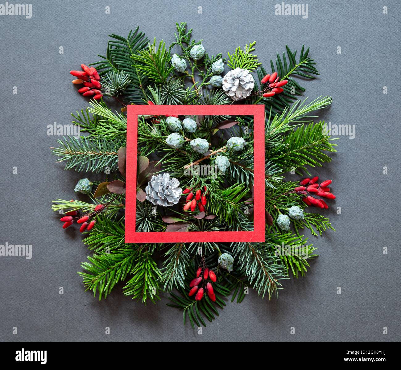 Urlaubsarrangement mit rotem Papierrahmen Stockfoto