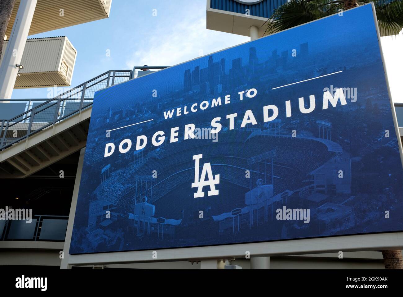 LOS ANGELES, KALIFORNIEN, 29. JUNI 2021: Nahaufnahme des Begrüßungszeichens im Outfield Plaza des Dodger Stadions. Stockfoto
