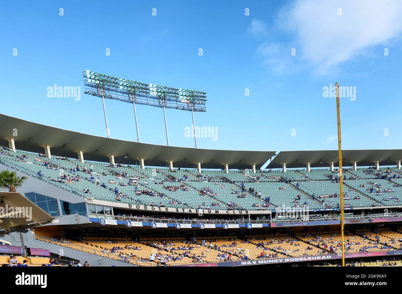 LOS ANGELES, KALIFORNIEN, 29. JUNI 2021: Dodger Stadium. Der Stadion-Club mit World Series Championships-Banner. Stockfoto