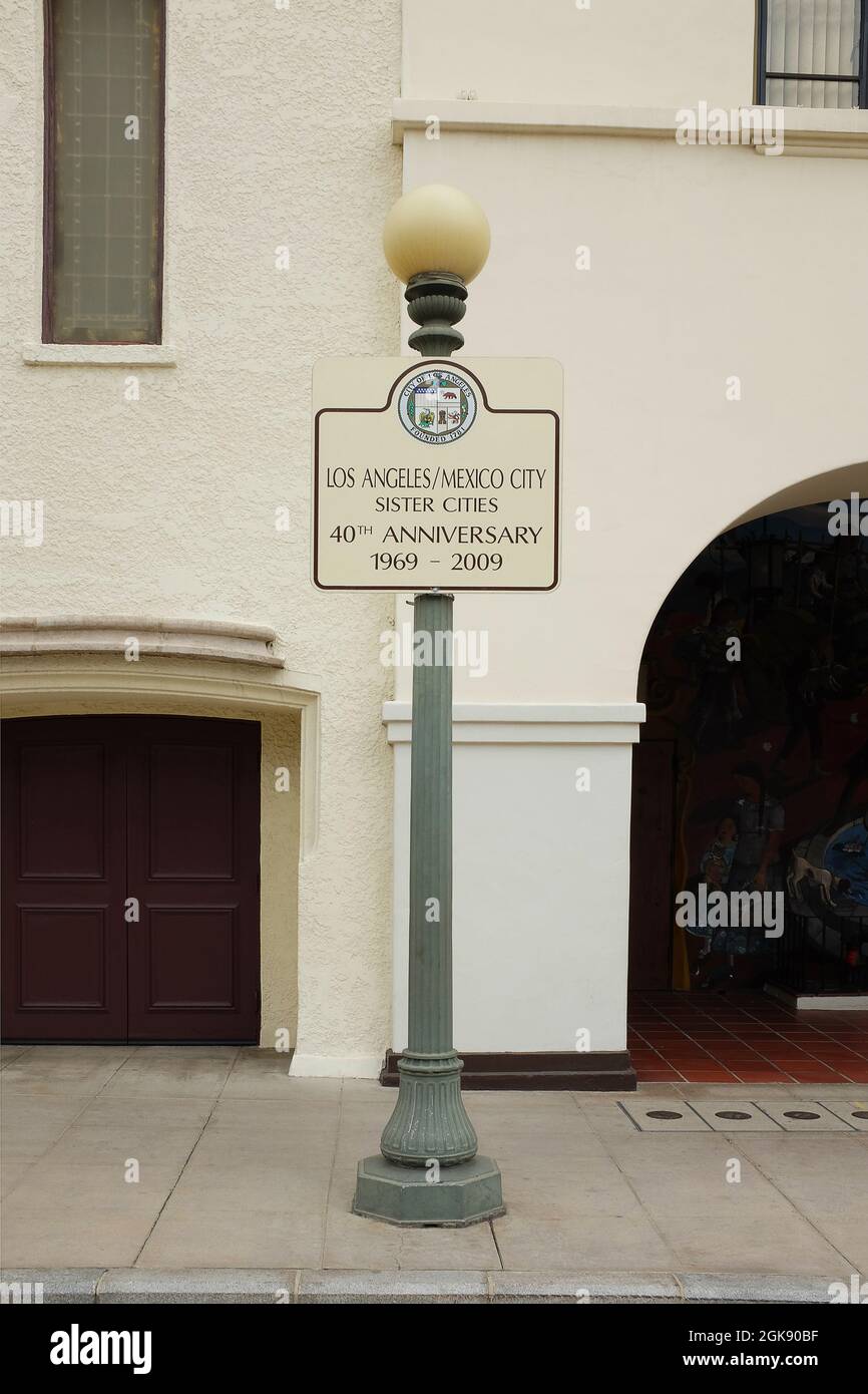 LOS ANGELES, KALIFORNIEN - 18AUG 2021: Schild zum 40. Jahrestag der Partnerstadt, Los Angeles und Mexiko-Stadt, in der Olvera Street. Stockfoto
