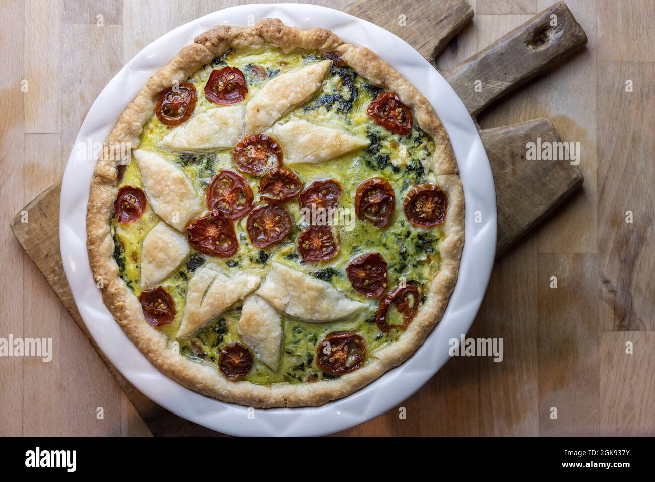 Hausgemachtes Gemüse swiis Chard und Tomatenkuchen Prozess von Pie-Teig zu füllen Stockfoto