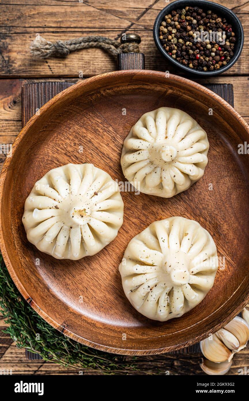 Gekochte Krinkali-Knödel mit Lammfleisch aus Hammelfleisch in Holzplatte. Holzhintergrund. Draufsicht Stockfoto