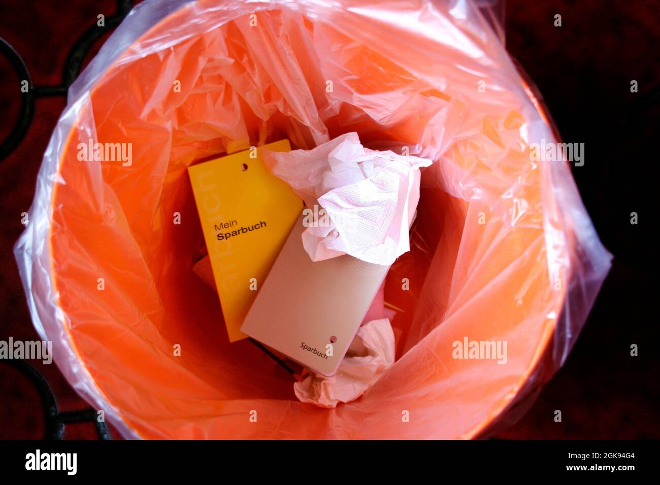 Sparbuch im Müll, Österreich Stockfoto