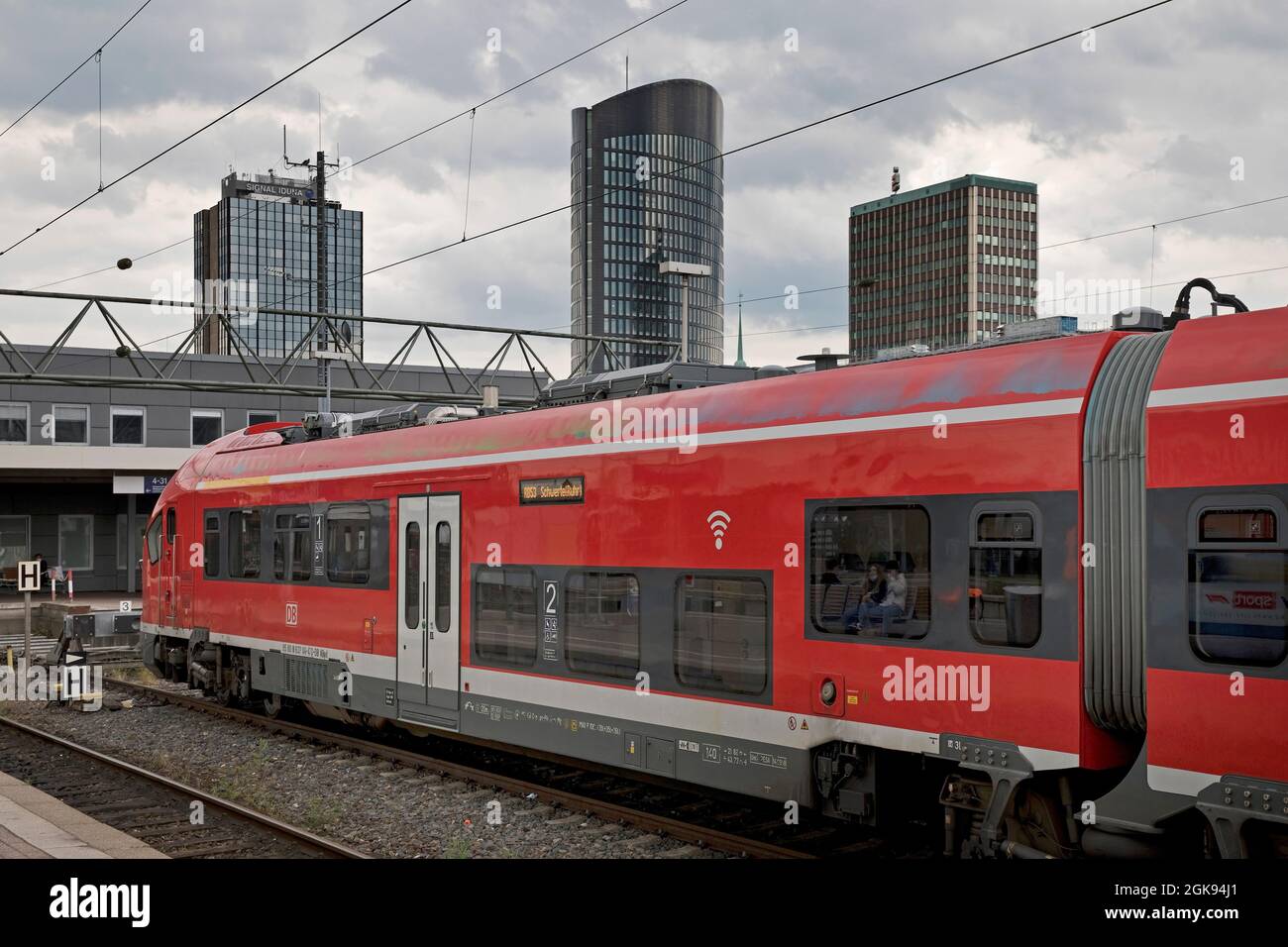 Dortmund Hauptbahnhof mit Stadtbahn, Deutschland, Nordrhein-Westfalen, Ruhrgebiet, Dortmund Stockfoto