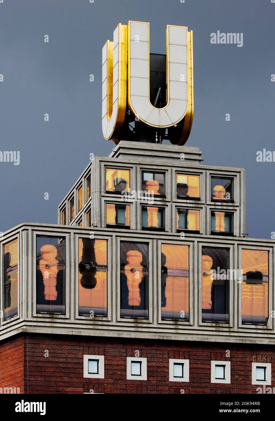 U-Tower Dortmund, 'Flying picos' mit schwarz-gelben Tischfußballspielern, Deutschland, Nordrhein-Westfalen, Ruhrgebiet, Dortmund Stockfoto