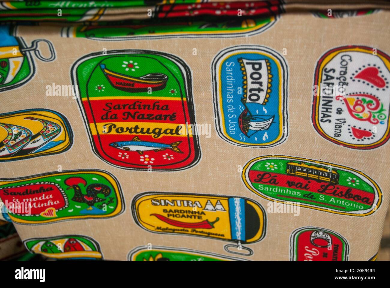 Aveiro, Portugal - 11. Juni 2021: Souvenir-Handtuch mit bunten Bildern von typischen Sardinen Text Namen von portugiesischen Sardinen Unternehmen beliebtes Souvenir Stockfoto