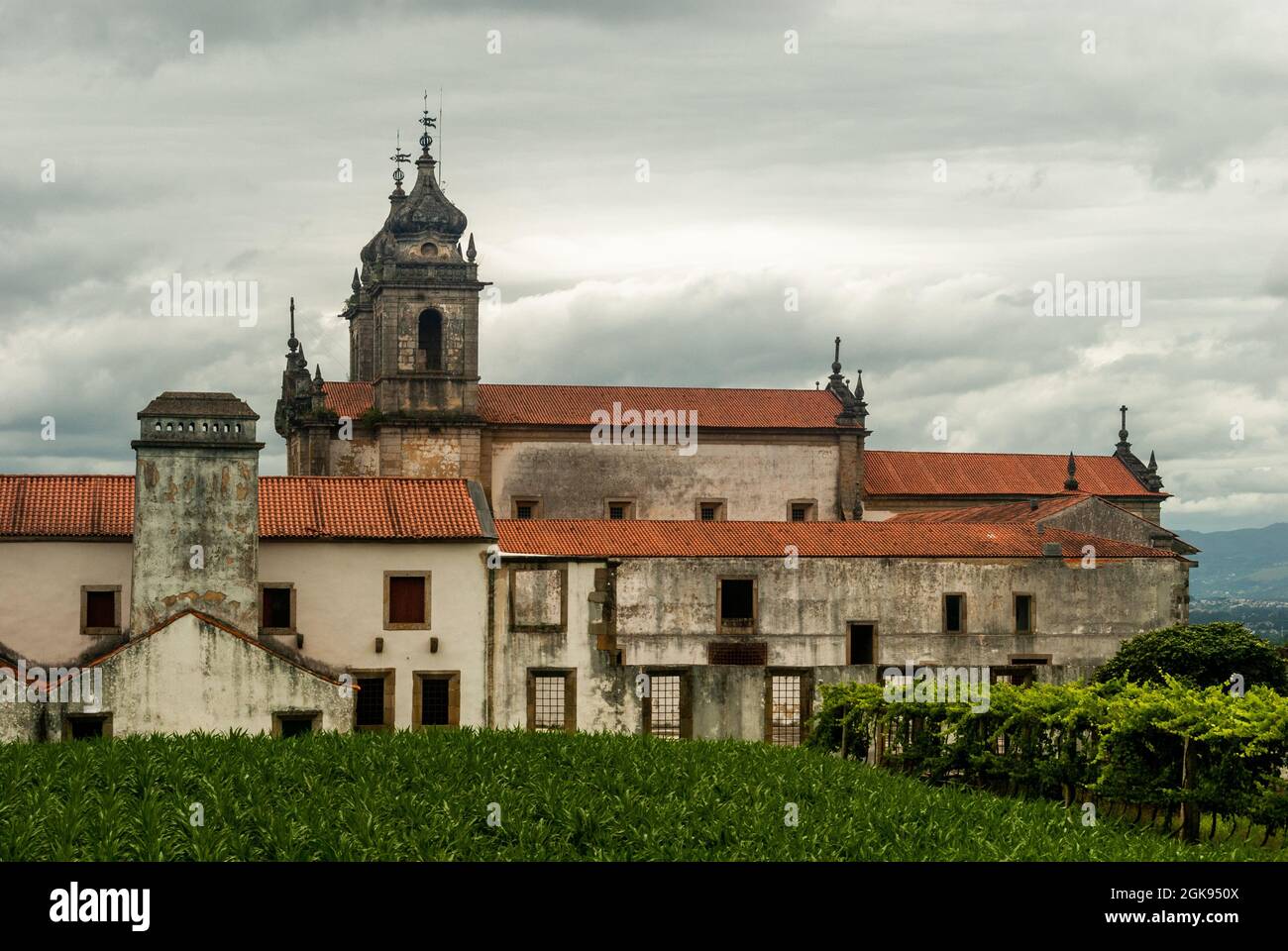 Seitenansicht des Klosters von Tibaes an einem bewölkten Tag, berühmter religiöser Ort der Region Minho - Braga, Portugal Stockfoto