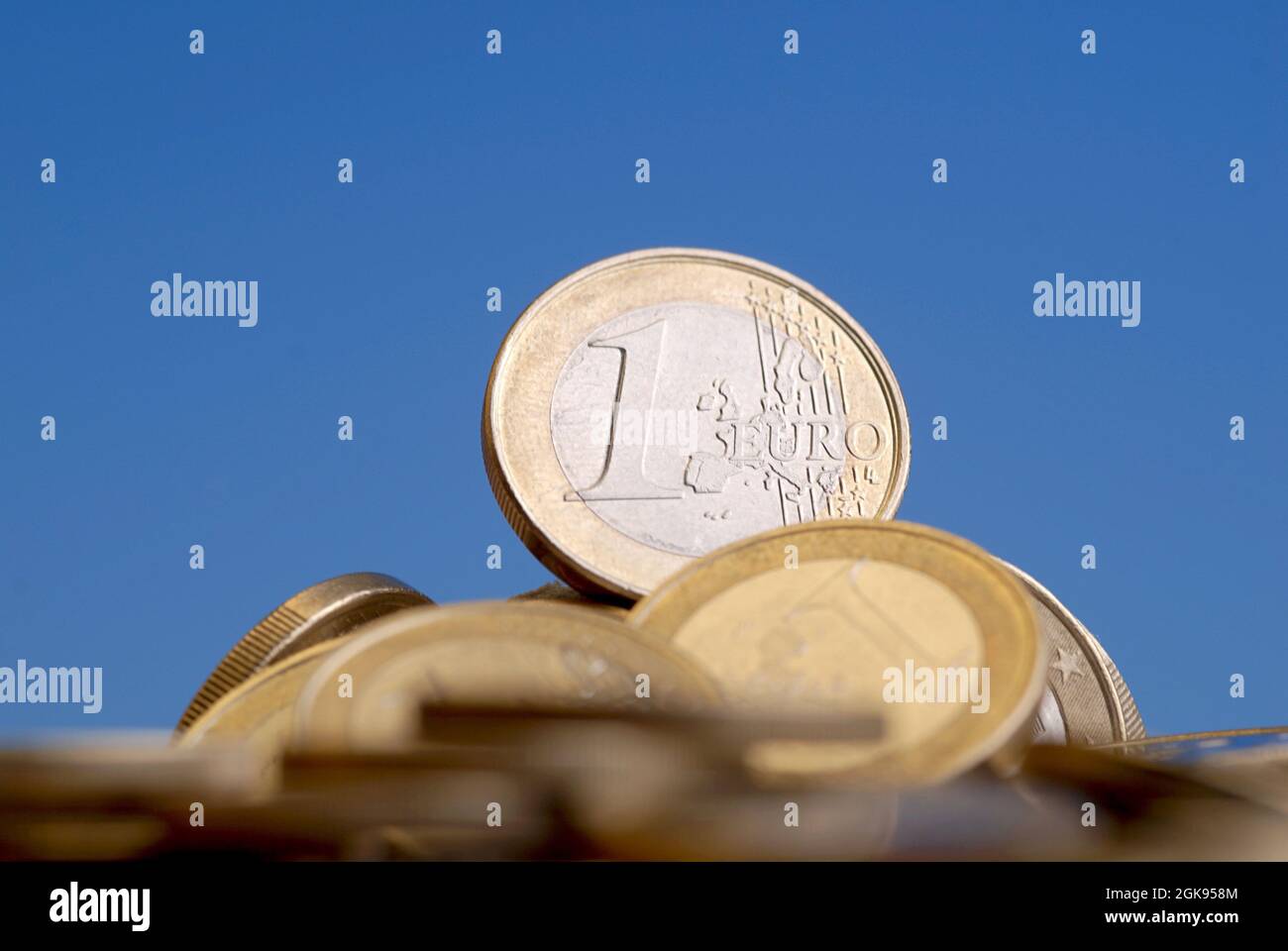 Eine Euro-Münze steht unter anderem Stockfoto