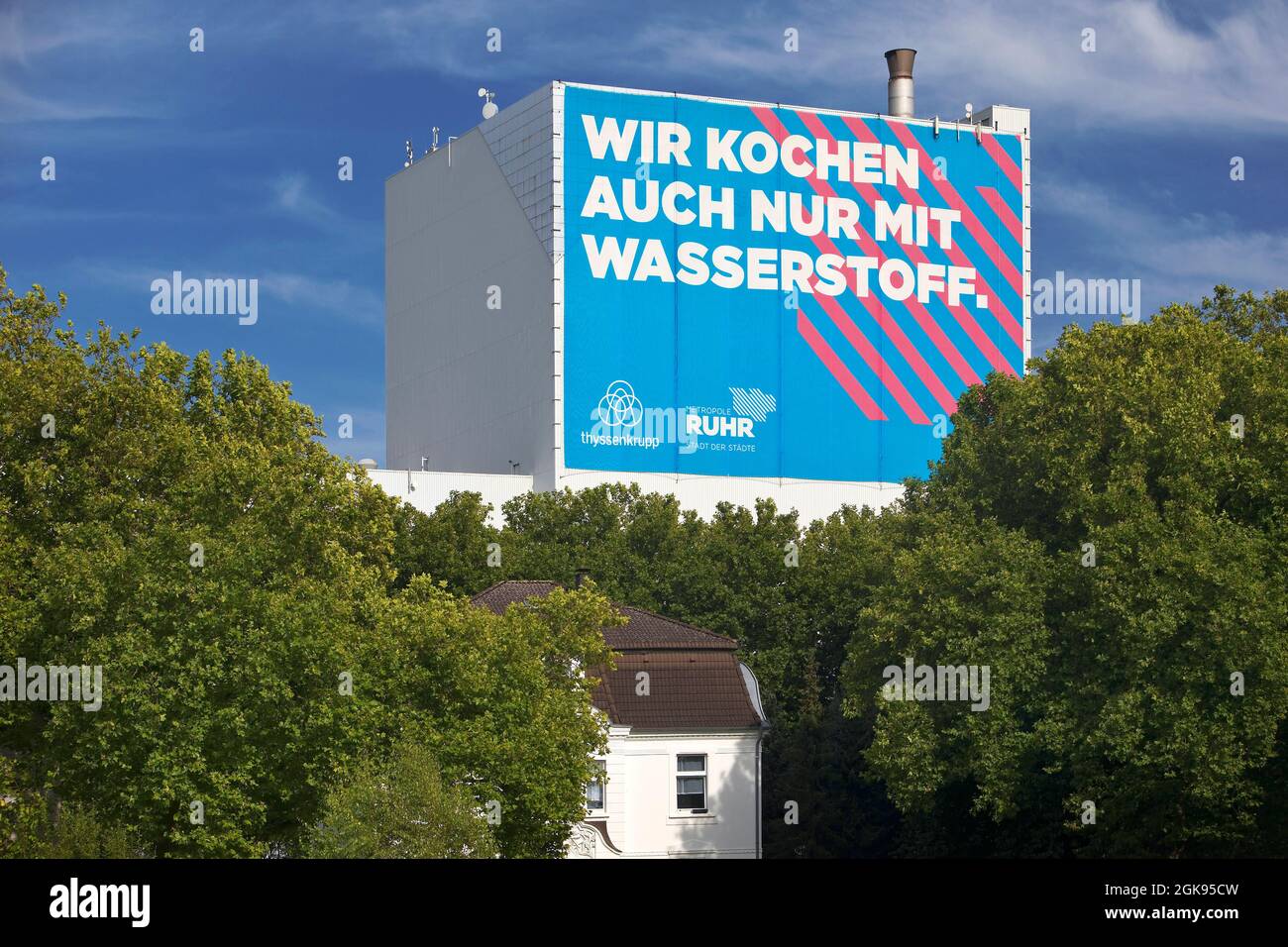 Großes Plakat auf der Autobahn A 40, im Werk von ThyssenKrupp Steel Europe, Deutschland, Nordrhein-Westfalen, Ruhrgebiet, Bochum Stockfoto