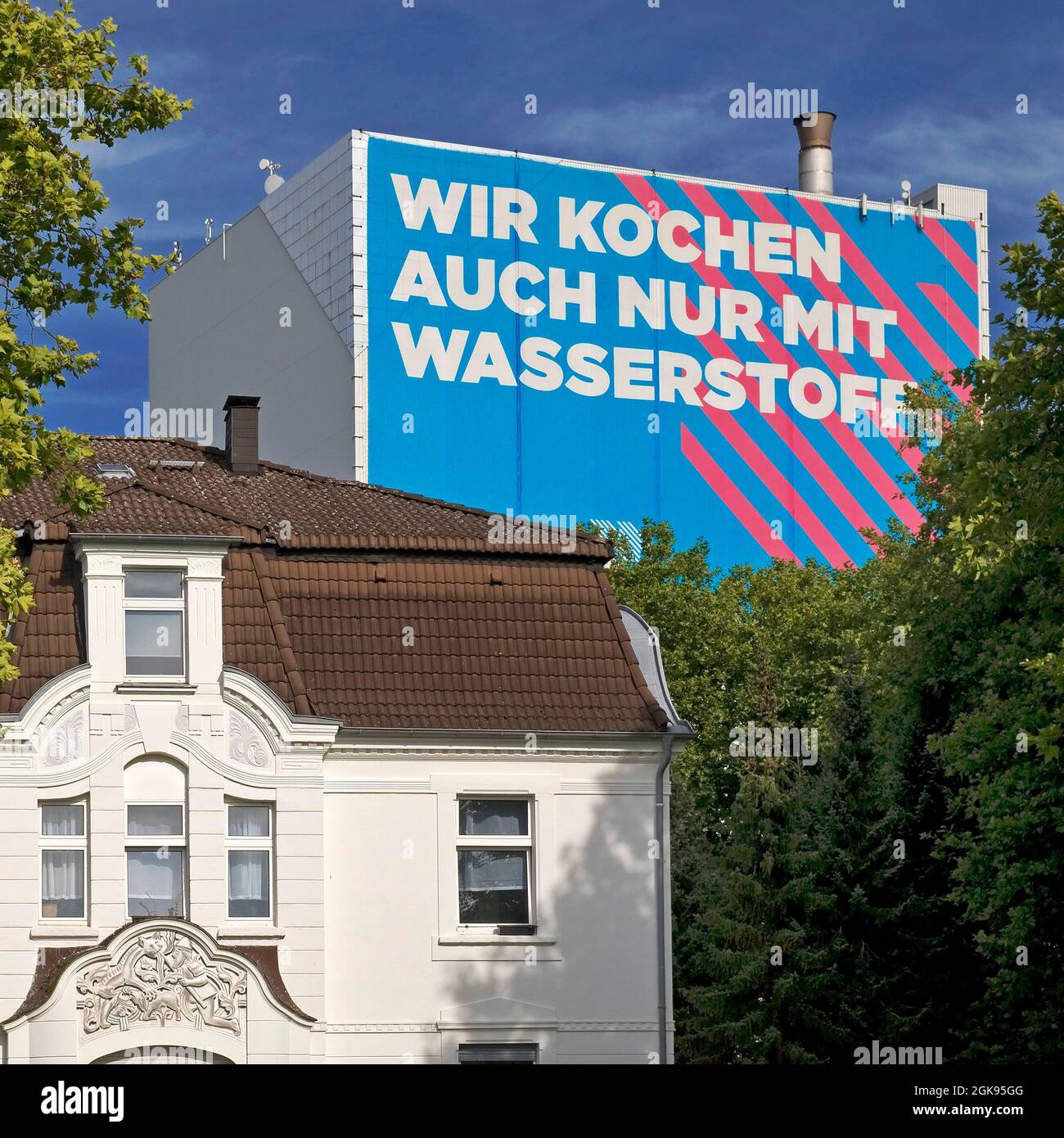 Großes Plakat auf der Autobahn A 40, im Werk von ThyssenKrupp Steel Europe, Deutschland, Nordrhein-Westfalen, Ruhrgebiet, Bochum Stockfoto