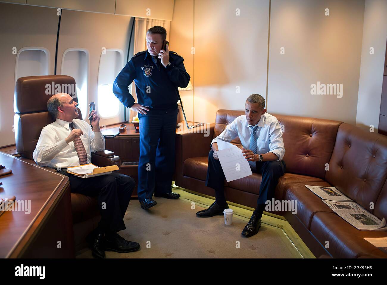 Präsident Barack Obama liest ein Dokument zwischen Telefonaten an Bord der Air Force One während des Fluges von Los Angeles, Kalifornien, auf dem Weg zur Joint Base Andrews, MD., 24. Juli 2014. Brian McKeon, Executive Secretary und Chief of Staff des Nationalen Sicherheitsrats, sprach mit Donnie Gallion, dem führenden CSO für Air Force One, während sie einen Anruf für den Präsidenten abgab. (Offizielles Foto des Weißen Hauses von Pete Souza) Dieses offizielle Foto des Weißen Hauses wird nur zur Veröffentlichung durch Nachrichtenorganisationen und/oder zum persönlichen Druck durch die Betreffzeile(en) des Fotos zur Verfügung gestellt. Das Foto kann Stockfoto