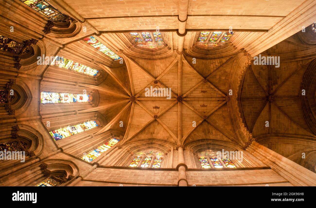 Decke der gotischen Kirche mit Buntglasfenstern und geometrischem Muster - Kloster von Batalha, Portugal, selektiver Fokus Stockfoto