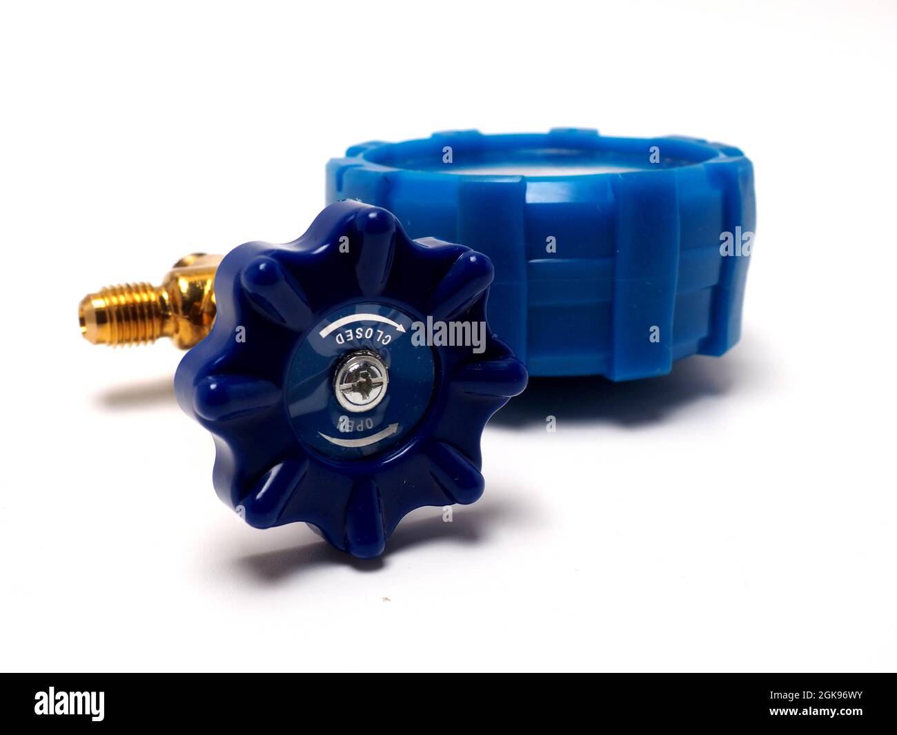 Bild eines blauen Druckmessgeräts, das normalerweise vom Techniker zur Messung des Gasdrucks verwendet wird. Gefangen auf einem weißen isolierten Bachgrund. Stockfoto