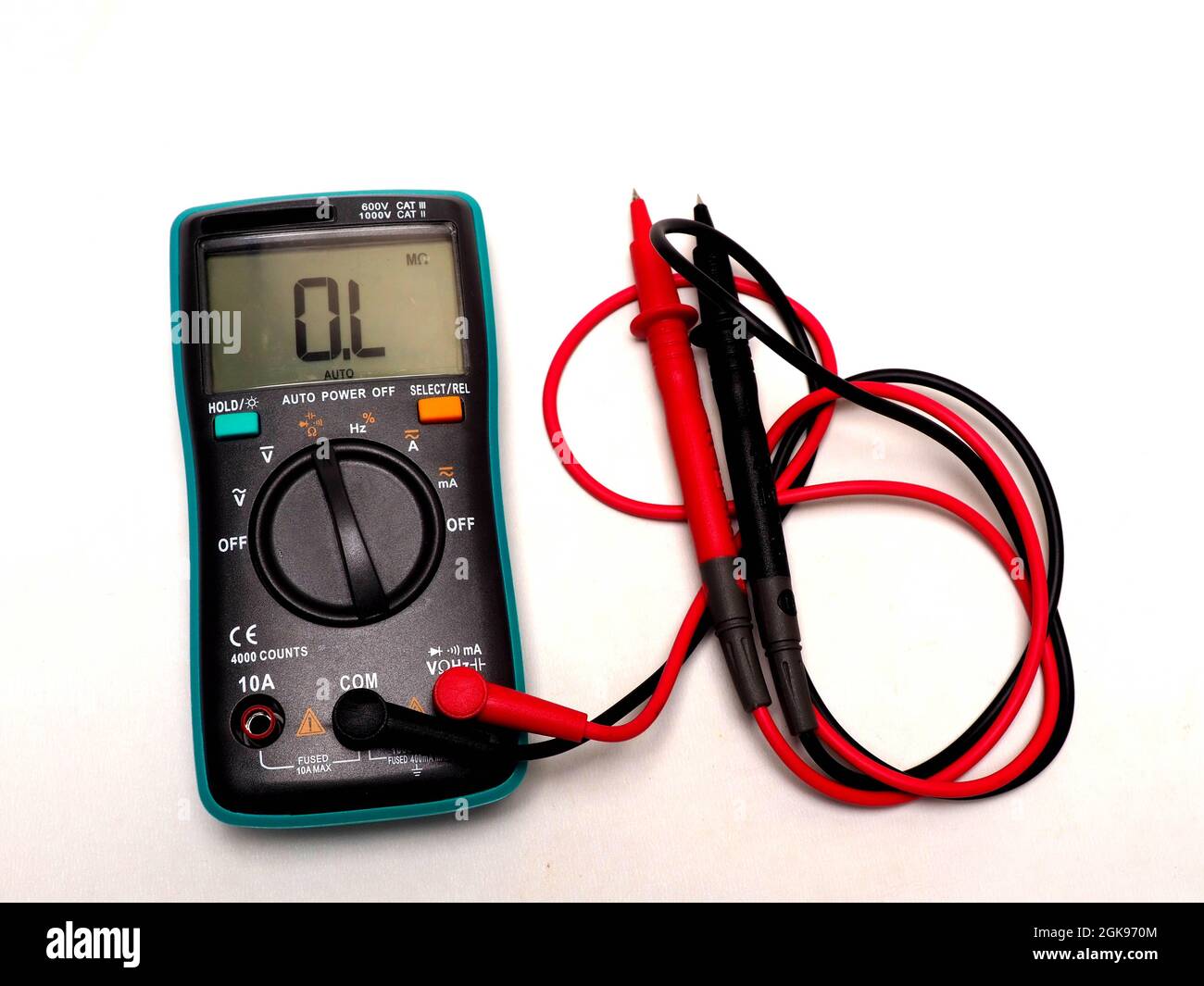 Abbildung eines Digitalmultimeters mit roter und schwarzer Messspitze. Nehmen Sie auf einem weißen, isolierten Hintergrund auf Stockfoto
