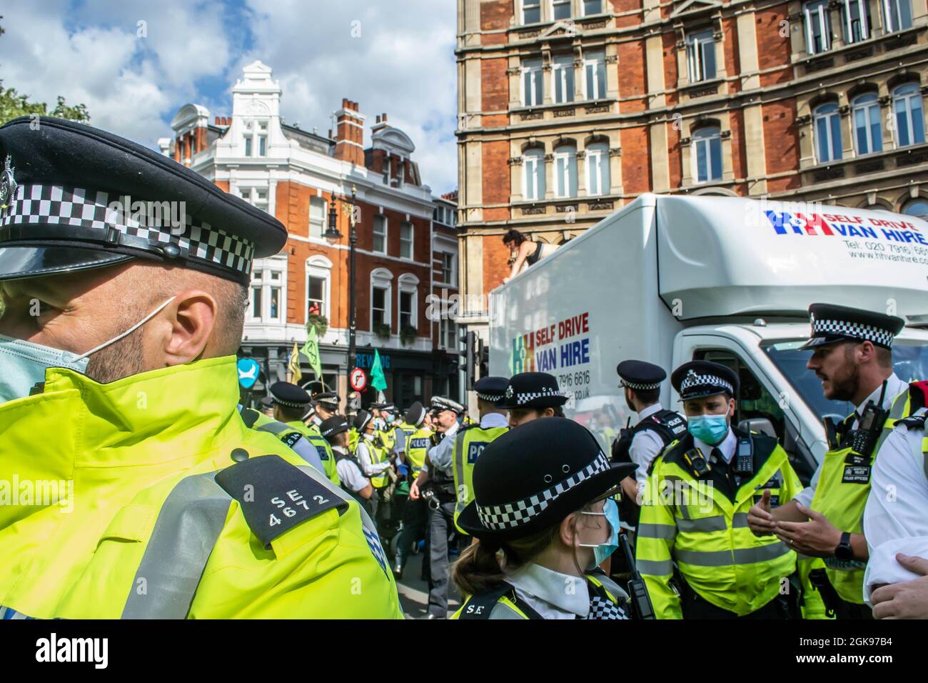 LEICESTER SQUARE, LONDON, ENGLAND- 24. August 2021: Extinction Rebellion blockiert Cambridge Circus während eines Protestes in London Stockfoto