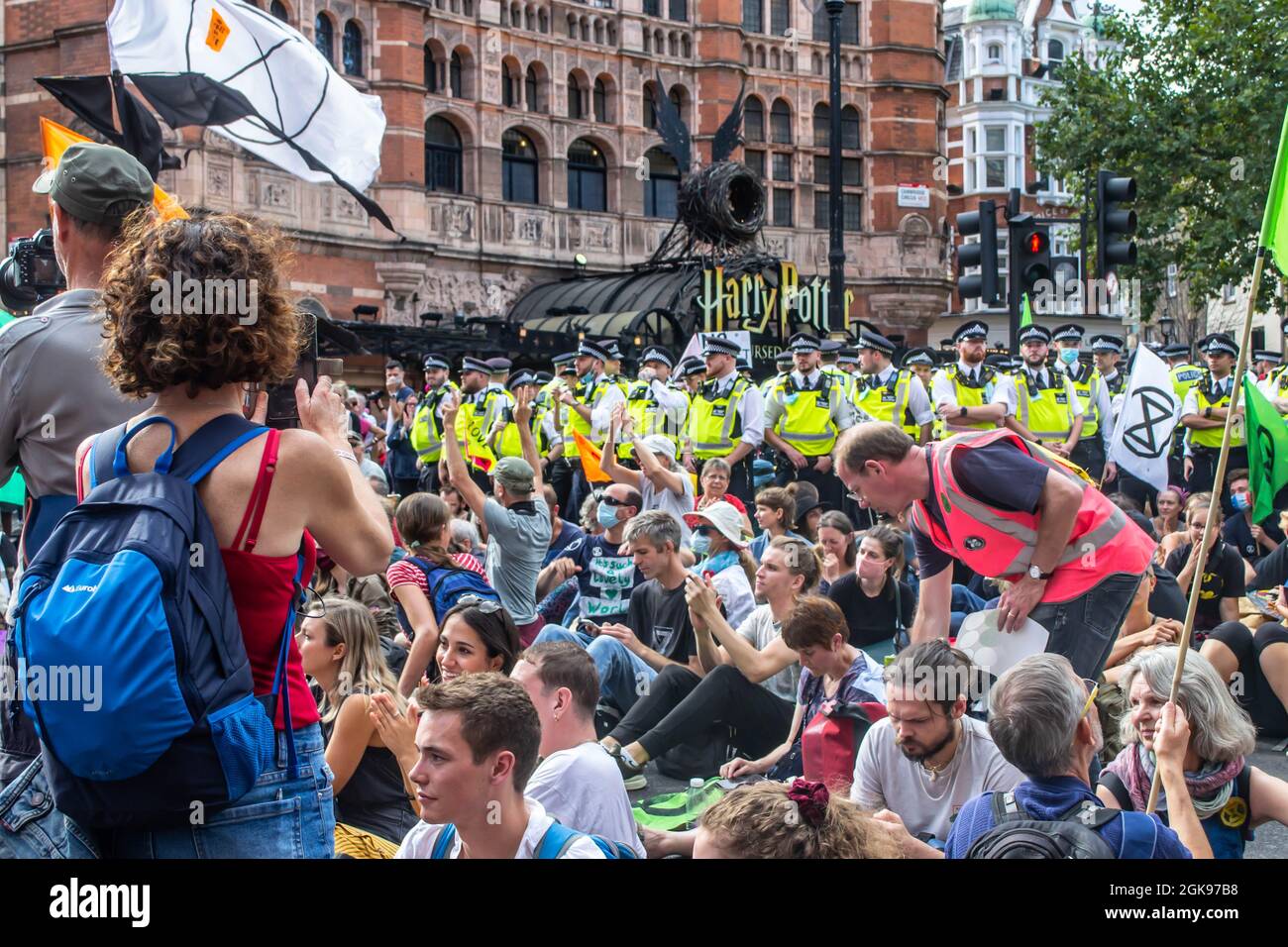 LEICESTER SQUARE, LONDON, ENGLAND- 24. August 2021: Extinction Rebellion blockiert Cambridge Circus während eines Protestes in London Stockfoto