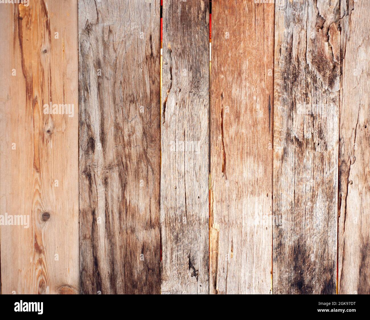 Oberfläche erodiert durch die Zeit, die Sammlung von alten roten Hölzern Hintergrund oder Textur. Stockfoto