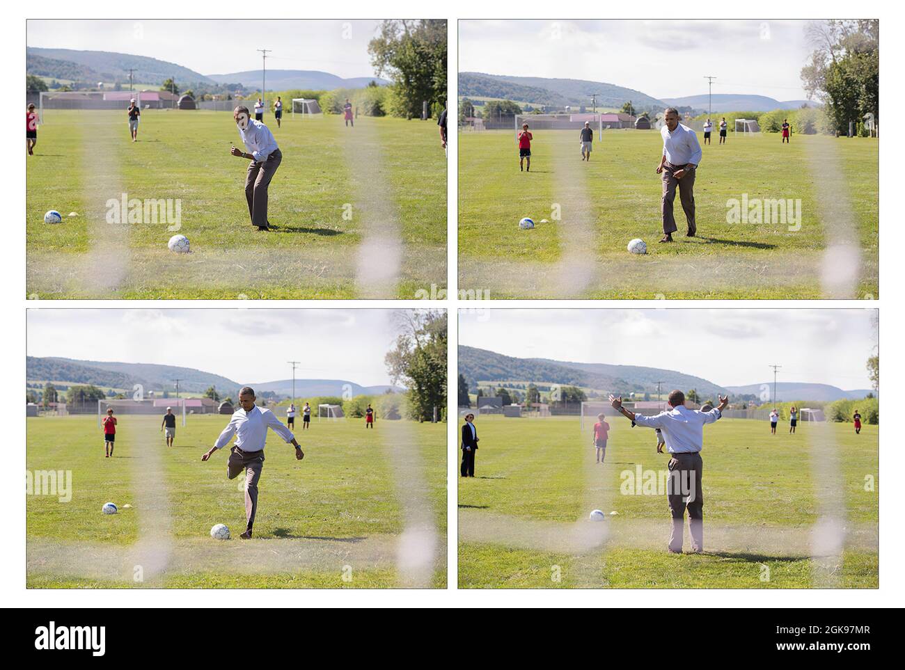 Präsident Barack Obama schießt einen Fußball während eines Stopps beim Tully Junior-Senior High School Fußballtraining in Tully, N.Y., 23. August 2013. (Offizielles Foto des Weißen Hauses von Pete Souza) Dieses offizielle Foto des Weißen Hauses wird nur zur Veröffentlichung durch Nachrichtenorganisationen und/oder zum persönlichen Druck durch die Betreffzeile(en) des Fotos zur Verfügung gestellt. Das Foto darf in keiner Weise manipuliert werden und darf nicht in kommerziellen oder politischen Materialien, Anzeigen, E-Mails, Produkten, Werbeaktionen verwendet werden, die in irgendeiner Weise die Zustimmung oder Billigung des Präsidenten, der ersten Familie oder suggerieren Stockfoto