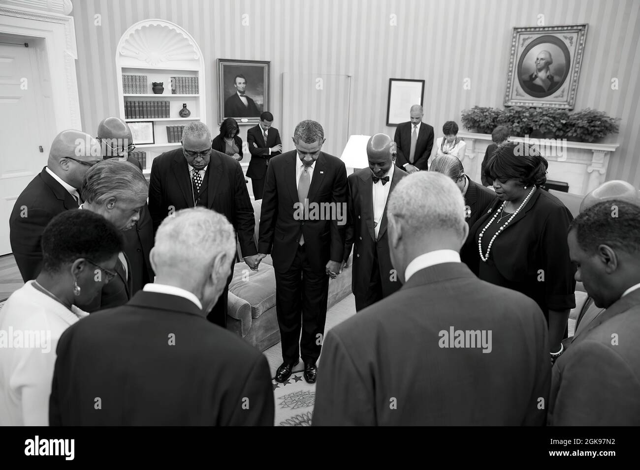 Präsident Barack Obama betet im Oval Office mit Glaubensführern nach einem Treffen zum 50. Jahrestag des Marsches über Washington für Arbeitsplätze und Freiheit am 26. August 2013. (Offizielles Foto des Weißen Hauses von Pete Souza) Dieses offizielle Foto des Weißen Hauses wird nur zur Veröffentlichung durch Nachrichtenorganisationen und/oder zum persönlichen Druck durch die Betreffzeile(en) des Fotos zur Verfügung gestellt. Das Foto darf in keiner Weise manipuliert werden und darf nicht in kommerziellen oder politischen Materialien, Anzeigen, E-Mails, Produkten oder Werbeaktionen verwendet werden, die in irgendeiner Weise eine Genehmigung oder Billigung vorschlagen Stockfoto