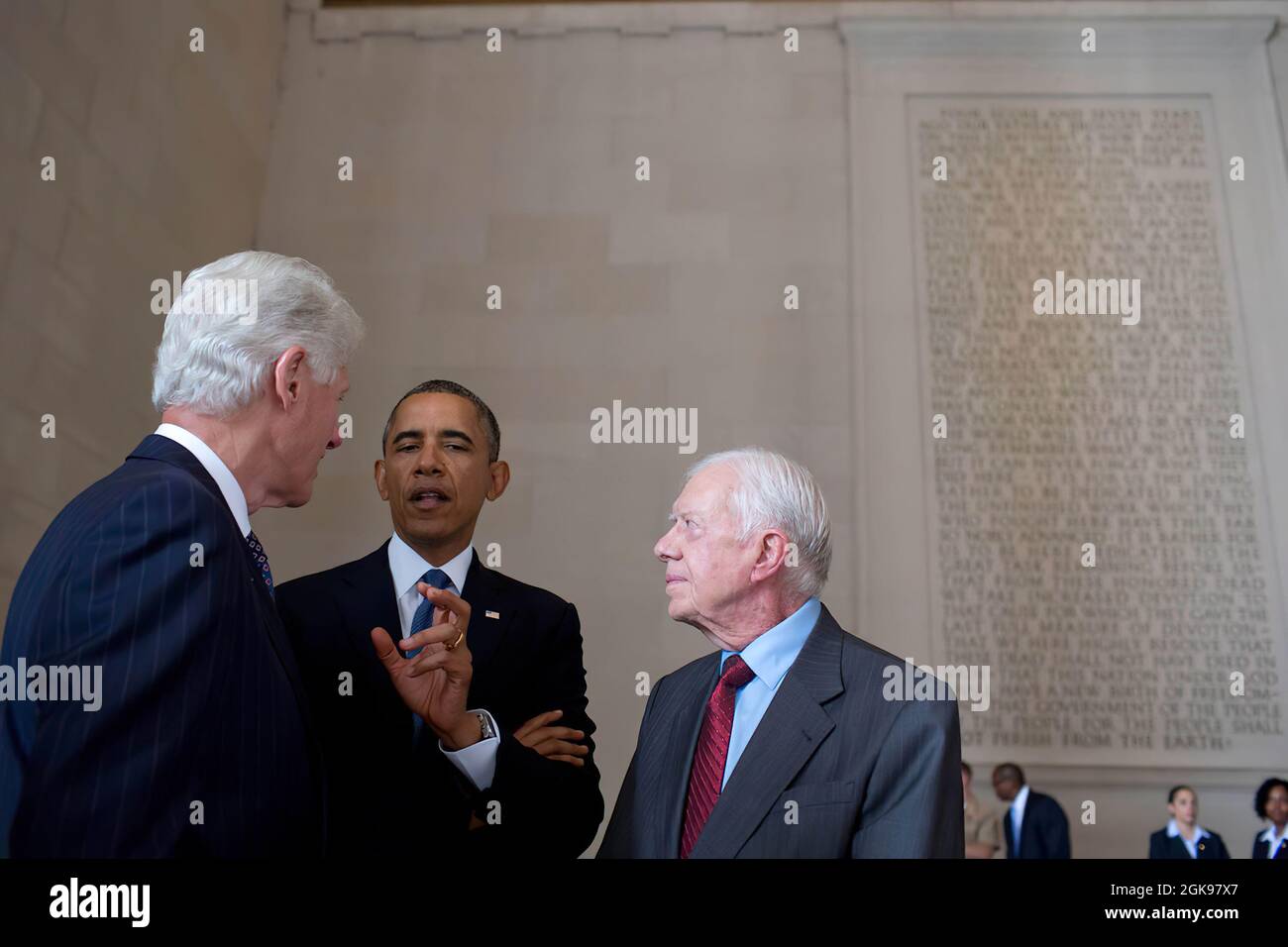 Präsident Barack Obama spricht mit den ehemaligen Präsidenten Bill Clinton und Jimmy Carter vor der Let Freedom Ring Zeremonie zum Gedenken an den 50. Jahrestag des historischen Marsches auf Washington für Arbeitsplätze und Freiheit, am Lincoln Memorial in Washington, D.C., am 28. August 2013. (Offizielles Foto des Weißen Hauses von Pete Souza) Dieses offizielle Foto des Weißen Hauses wird nur zur Veröffentlichung durch Nachrichtenorganisationen und/oder zum persönlichen Druck durch die Betreffzeile(en) des Fotos zur Verfügung gestellt. Das Foto darf in keiner Weise manipuliert werden und darf nicht in kommerziellen oder politischen Materialien verwendet werden, a Stockfoto