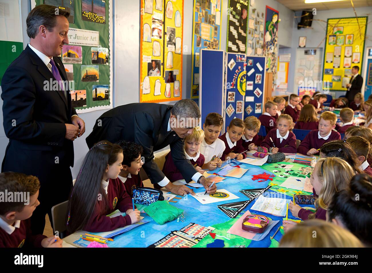 Präsident Barack Obama und Premierminister David Cameron vom Vereinigten Königreich besuchen mit Studenten in einem Klassenzimmer an der Mount Pleasant Primary School in Newport, Wales, 4. September 2014. (Offizielles Foto des Weißen Hauses von Pete Souza) Dieses offizielle Foto des Weißen Hauses wird nur zur Veröffentlichung durch Nachrichtenorganisationen und/oder zum persönlichen Druck durch die Betreffzeile(en) des Fotos zur Verfügung gestellt. Das Foto darf in keiner Weise manipuliert werden und darf nicht in kommerziellen oder politischen Materialien, Anzeigen, E-Mails, Produkten oder Werbeaktionen verwendet werden, die in irgendeiner Weise eine Genehmigung oder Billigung von nahelege Stockfoto