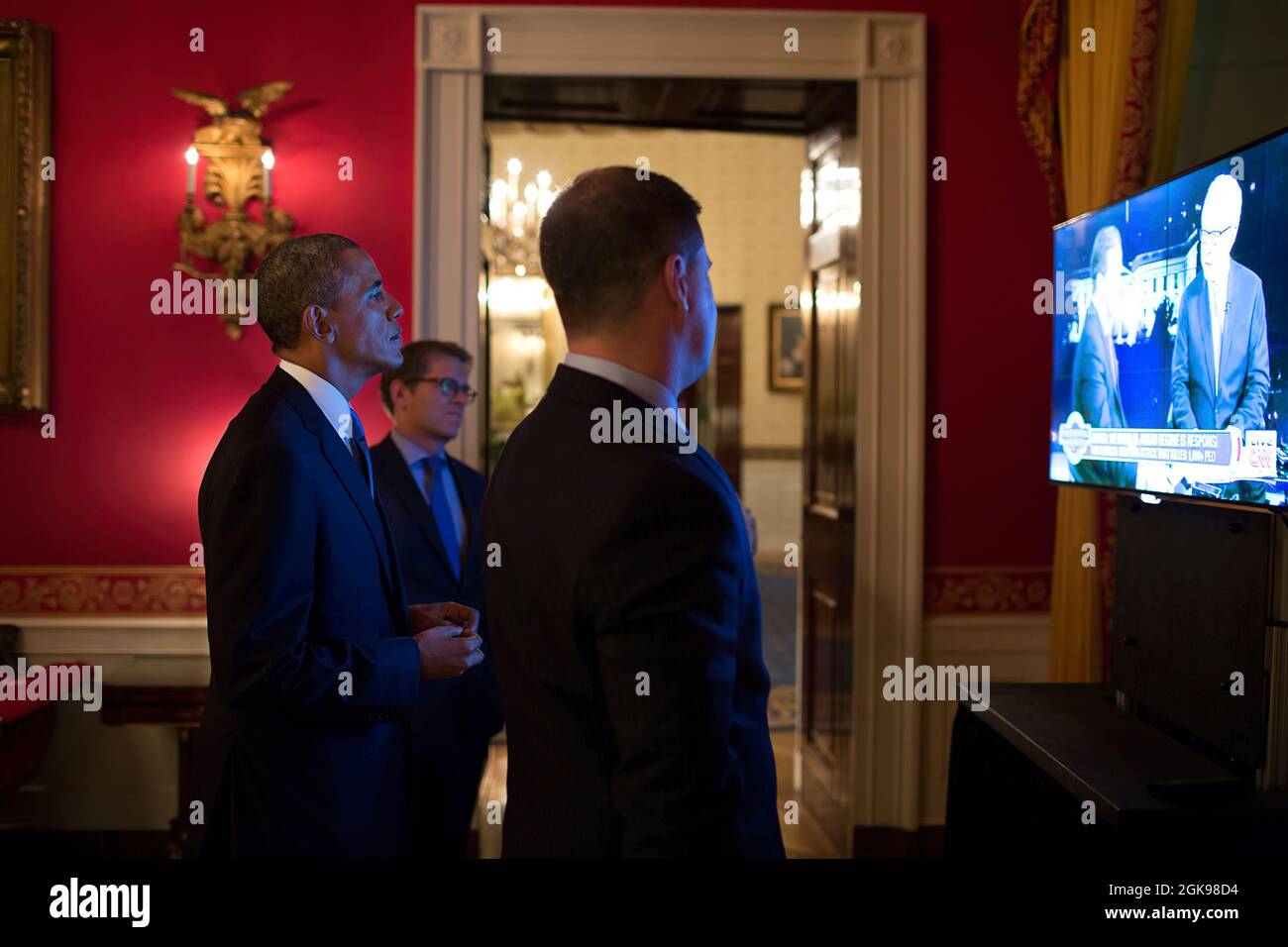 Präsident Barack Obama, Pressesekretär Jay Carney und Senior Advisor Dan Pfeiffer sehen sich die Berichterstattung im Fernsehen an, nachdem der Präsident am 10. September 2013 im Roten Raum des Weißen Hauses an die Nation in Bezug auf Syrien appellierte. (Offizielles Foto des Weißen Hauses von Pete Souza) Dieses offizielle Foto des Weißen Hauses wird nur zur Veröffentlichung durch Nachrichtenorganisationen und/oder zum persönlichen Druck durch die Betreffzeile(en) des Fotos zur Verfügung gestellt. Das Foto darf in keiner Weise manipuliert werden und darf nicht in kommerziellen oder politischen Materialien, Werbung, E-Mails, Produkten oder Werbeaktionen verwendet werden Stockfoto