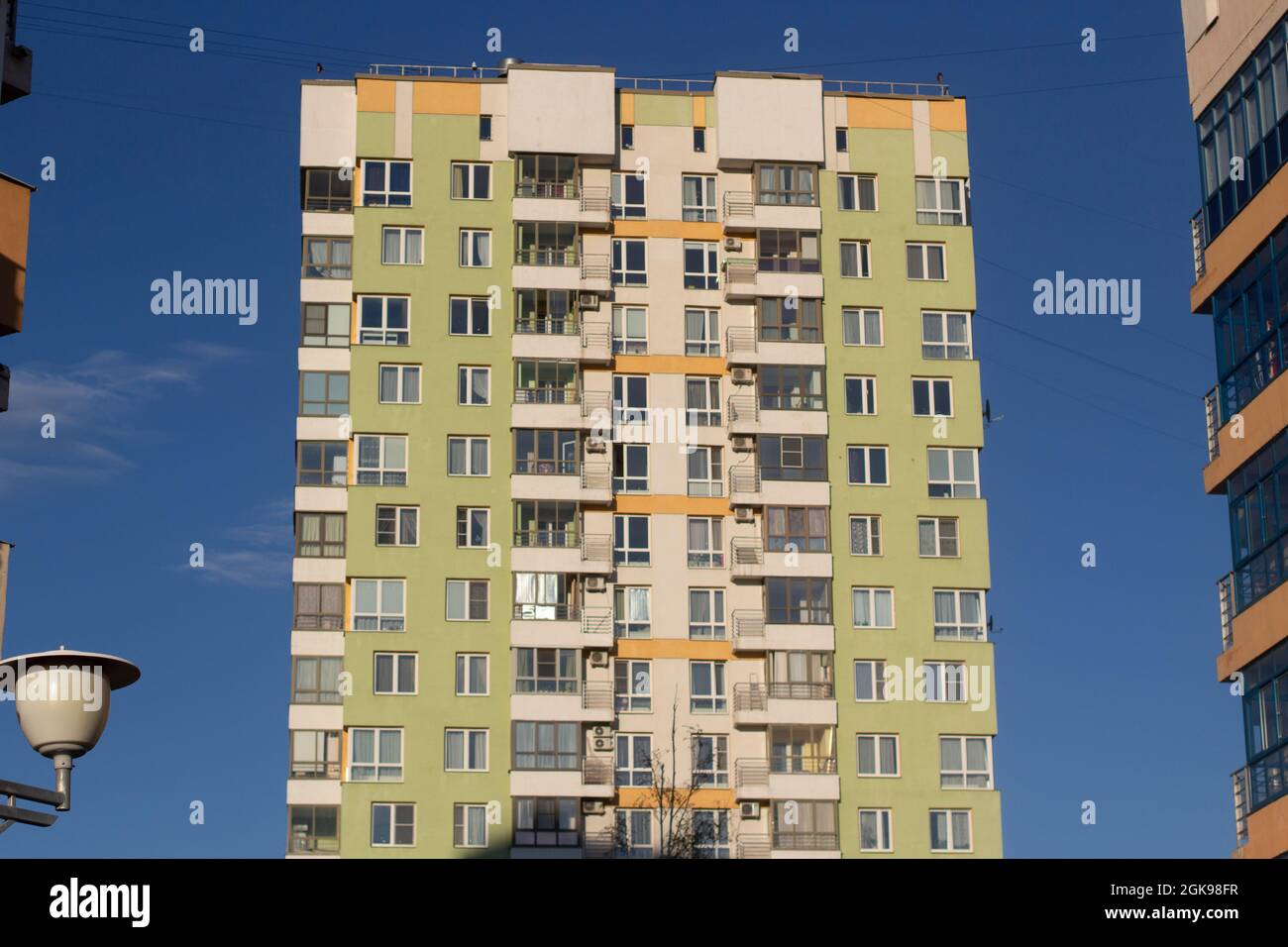 Öffentlicher Innenhof in der Gegend. Wohngebiet. Bereich mit Mehrfamilienhäusern. Blick auf die Häuser. Raum zwischen Wohngebäuden. Stockfoto