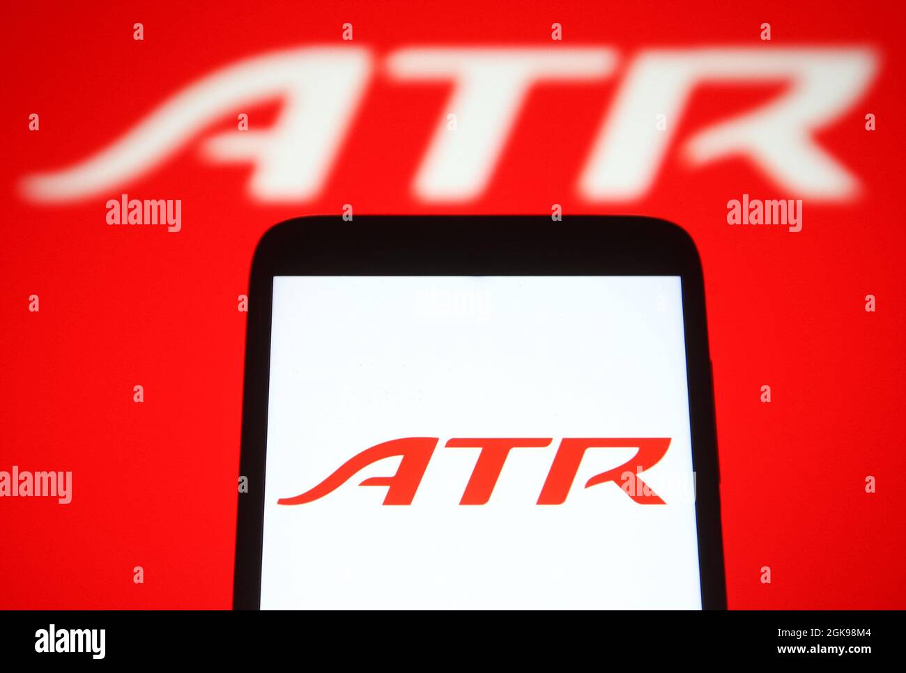 In dieser Abbildung ist ein ATR-Logo (Aerei da Trasporto Regionale oder Avions de Transport regional) auf einem Smartphone und einem pc-Bildschirm zu sehen. Stockfoto