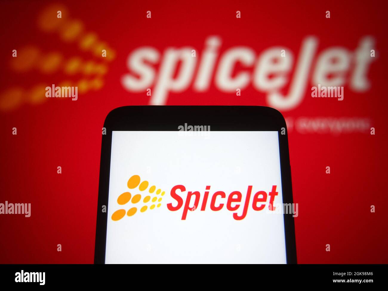 Auf dieser Fotolabbildung ist ein SpiceJet-Logo einer indischen Fluggesellschaft auf einem Smartphone und einem pc-Bildschirm zu sehen. Stockfoto