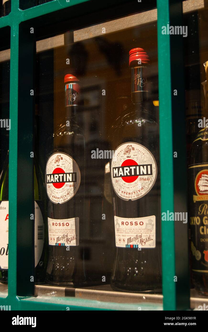 Lissabon, Portugal - 29. Juli 2021: Zwei Martini-Rosso-Flaschen auf einem Vintage-Regal auf einem Schaufenster Stockfoto