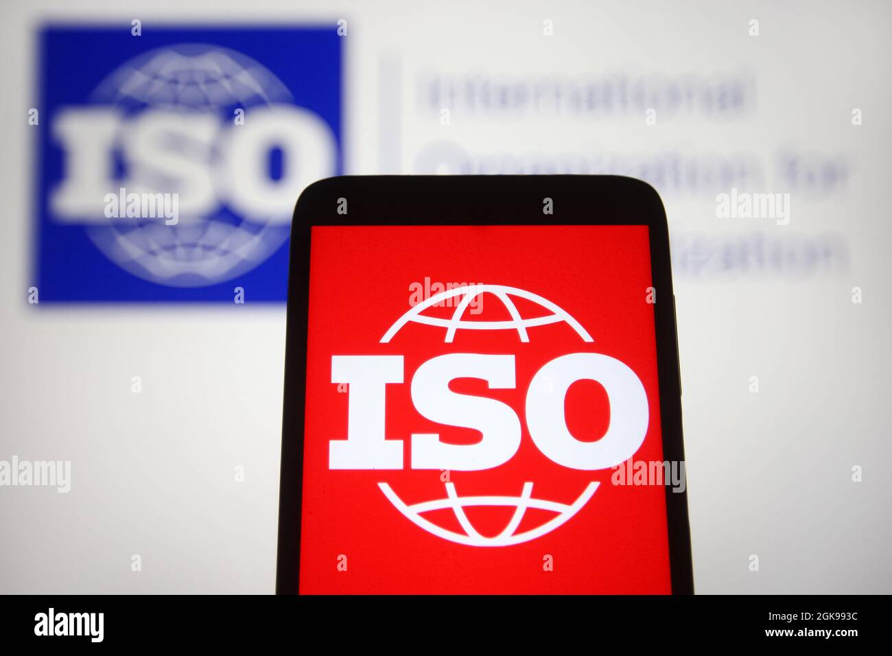 Ukraine. September 2021. In dieser Abbildung sehen Sie eine Internationale Organisation für Normung (das ISO-Logo ist auf einem Smartphone und einem pc-Bildschirm zu sehen. (Foto von Pavlo Gonchar/SOPA Images/Sipa USA) Quelle: SIPA USA/Alamy Live News Stockfoto