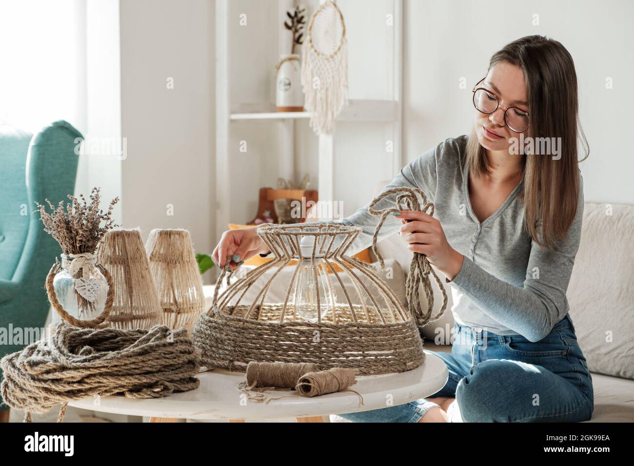Frau macht handgemachte diy Lampe aus Jute Seil Stockfoto