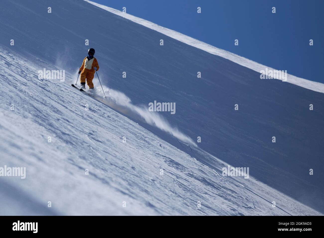 Skifahrer tragen einen Tiger benutzerdefinierte Skifahren auf der Piste an einem sonnigen Tag während der Winterferienzeit, blauer Himmel, Kopierraum Stockfoto