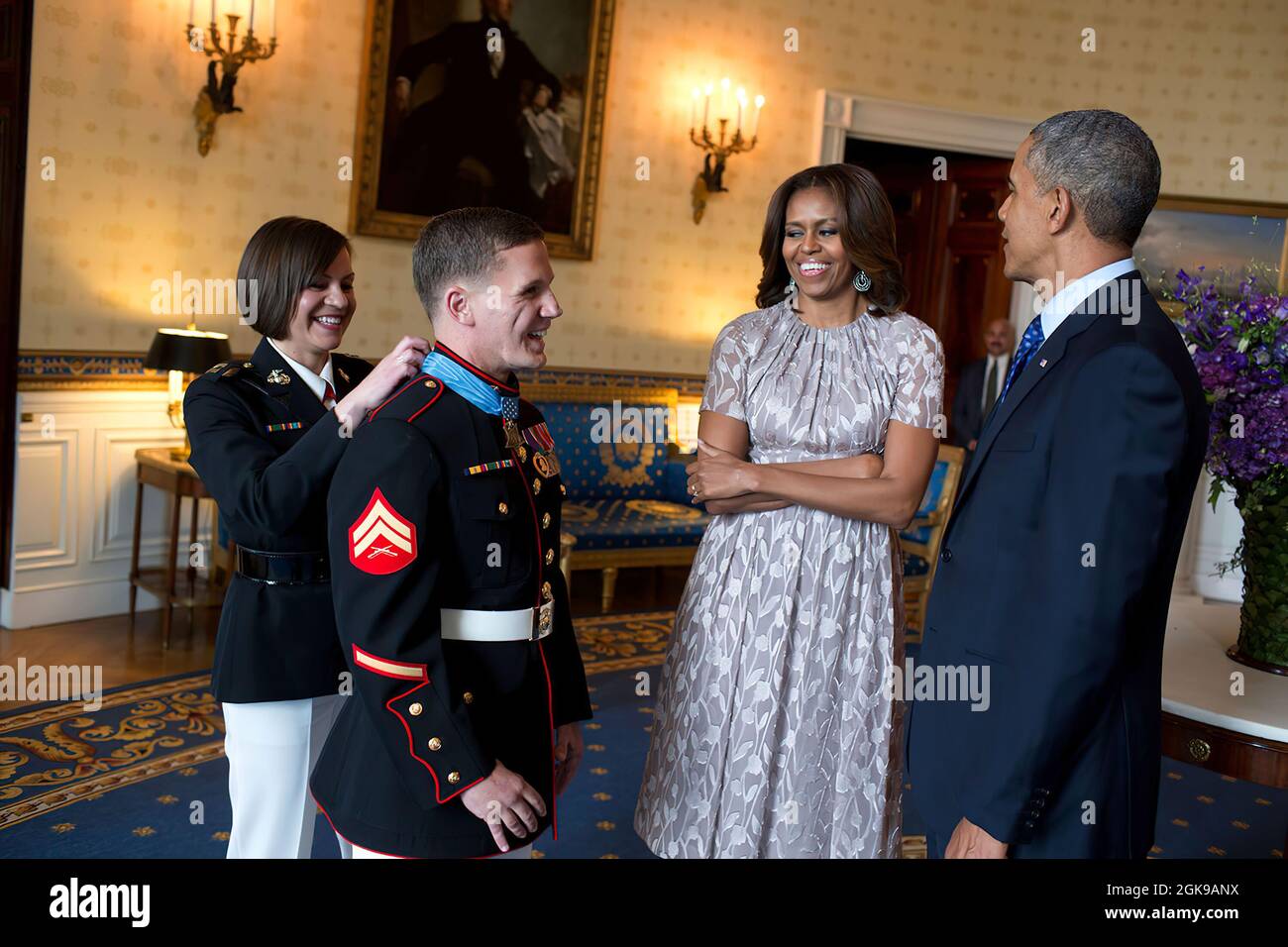 Präsident Barack Obama und First Lady Michelle Obama sprechen im Anschluss an eine Ehrenmedaillenzeremonie im Ostsaal des Weißen Hauses am 19. Juni 2014 mit dem Korporalen William 'Kyle' Zimmerer, U.S. Marine Corps (ausgeschieden). Cpl. Carpenter erhielt die Ehrenmedaille für sein mutiges Handeln, während er als automatischer Rifleman mit der Firma F, dem 2d-Bataillon, den 9. Marines, dem Regimental Combat Team 1, der 1. Marine Division (Forward), der I Marine Expeditionary Force (Forward) in der Provinz Helmand, Afghanistan, tätig war. (Offizielles Foto des Weißen Hauses von Pete Souza) Dieses offizielle Foto des Weißen Hauses wird gerade gemacht Stockfoto