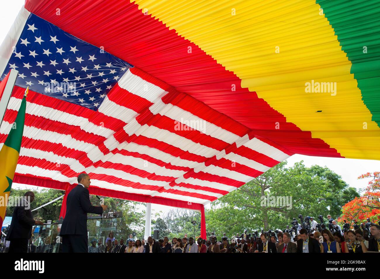Präsident Barack Obama nimmt an einer gemeinsamen Pressekonferenz mit Präsident Macky Sall aus Senegal am 27. Juni 2013 im Präsidentenpalast in Dakar, Senegal, Teil. (Offizielles Foto des Weißen Hauses von Pete Souza) Dieses offizielle Foto des Weißen Hauses wird nur zur Veröffentlichung durch Nachrichtenorganisationen und/oder zum persönlichen Druck durch die Betreffzeile(en) des Fotos zur Verfügung gestellt. Das Foto darf in keiner Weise manipuliert werden und darf nicht in kommerziellen oder politischen Materialien, Anzeigen, E-Mails, Produkten, Werbeaktionen verwendet werden, die in irgendeiner Weise die Zustimmung oder Billigung des Präsidenten suggerieren, t Stockfoto