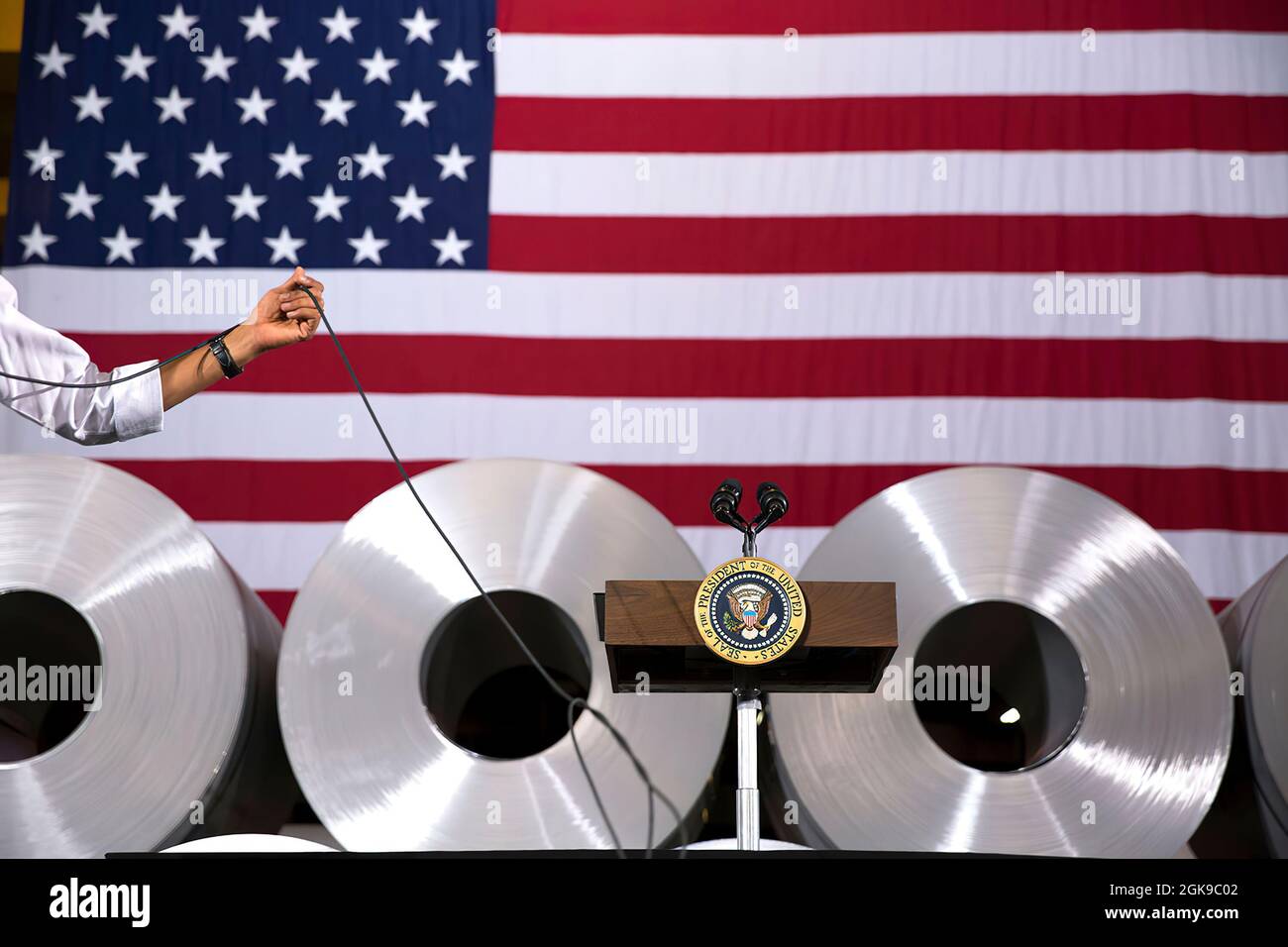 Präsident Barack Obama nimmt an einem Rathaus des Millennium Steel Service, LLC in Princeton, Ind., 3. Oktober 2014 Teil. (Offizielles Foto des Weißen Hauses von Pete Souza) Dieses offizielle Foto des Weißen Hauses wird nur zur Veröffentlichung durch Nachrichtenorganisationen und/oder zum persönlichen Druck durch die Betreffzeile(en) des Fotos zur Verfügung gestellt. Das Foto darf in keiner Weise manipuliert werden und darf nicht in kommerziellen oder politischen Materialien, Anzeigen, E-Mails, Produkten oder Werbeaktionen verwendet werden, die in irgendeiner Weise die Zustimmung oder Billigung des Präsidenten, der ersten Familie oder des Weißen Hauses nahelege. Stockfoto