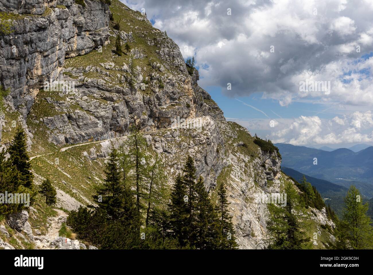 Hoch in den Bergen schöne Wanderroute Stockfoto