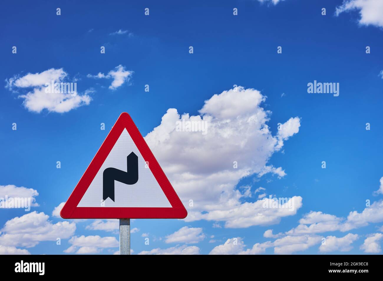 Detail eines Verkehrszeichens, das ein Zickzack auf der Autobahn anzeigt Stockfoto