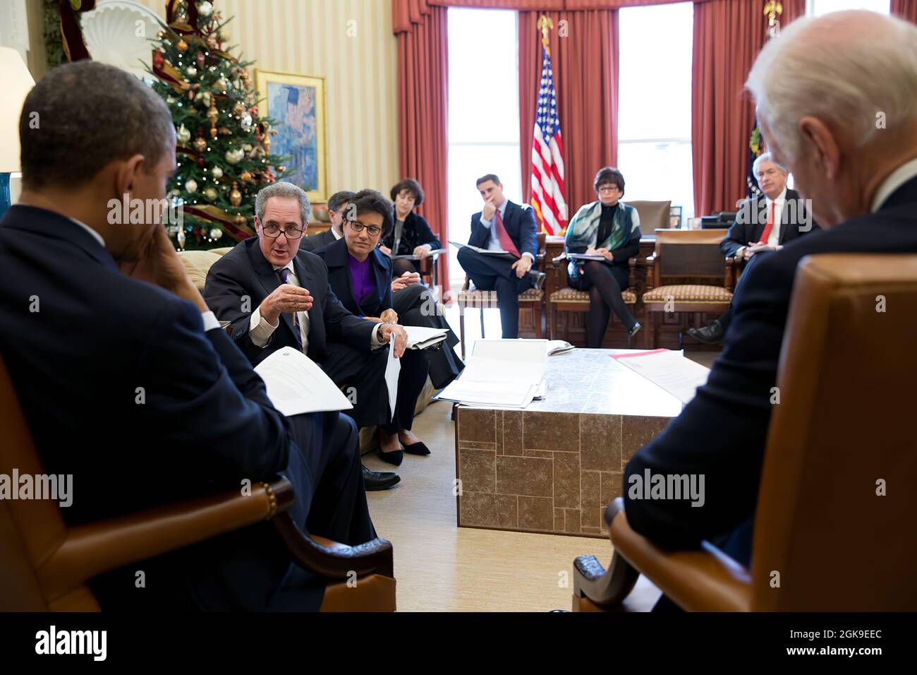 Präsident Barack Obama und Vizepräsident Joe Biden treffen sich im Oval Office am 16. Dezember 2013 mit dem US-Handelsbeauftragten Mike Froman und dem Handelsminister Penny Pritzker. (Offizielles Foto des Weißen Hauses von Pete Souza) Dieses offizielle Foto des Weißen Hauses wird nur zur Veröffentlichung durch Nachrichtenorganisationen und/oder zum persönlichen Druck durch die Betreffzeile(en) des Fotos zur Verfügung gestellt. Das Foto darf in keiner Weise manipuliert werden und darf nicht in kommerziellen oder politischen Materialien, Anzeigen, E-Mails, Produkten oder Werbeaktionen verwendet werden, die in irgendeiner Weise die Zustimmung oder Billigung der PR nahelege Stockfoto