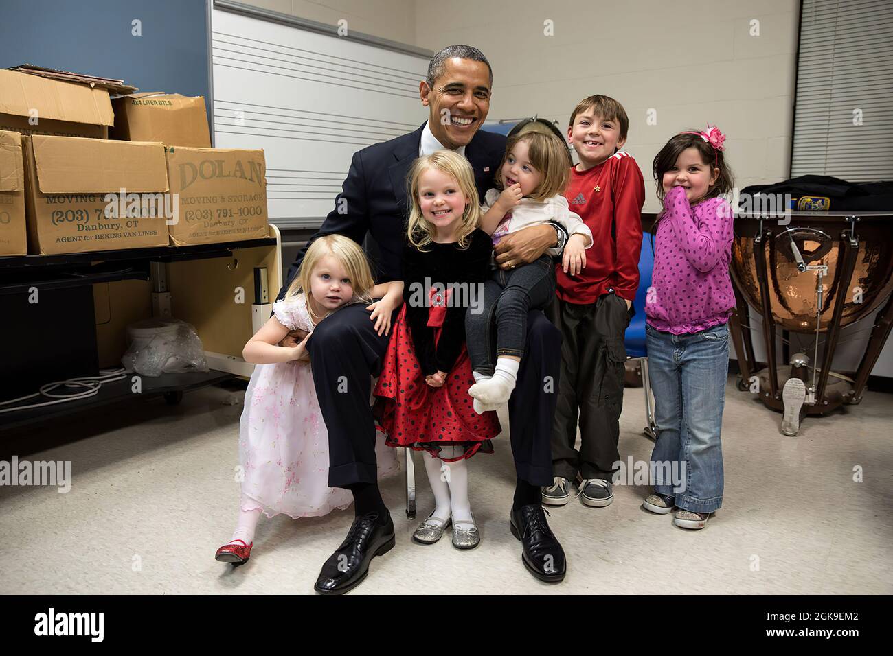 16. Dezember, 2012'zwei Tage nach den Erschießungen in Newtown, reiste der Präsident nach Connecticut, um sich mit den Familien der Opfer zu treffen und bei einer Gebetswache Bemerkungen zu machen. Der Präsident begrüßte stundenlang Familienmitglieder. So schwierig das für alle war, der einzige Moment, der den Schmerz besänfnete, war, als er für ein Foto mit den Geschwistern und Cousins von Emilie Parker posierte, einem der 20 Kinder, die an diesem Tag in Newtown starben. Ich sehe auf diesem Foto sowohl Traurigkeit als auch Hoffnung, und ich weiß, dass es nach vielen Tränen an diesem Tag so viel für den Präsidenten bedeutete, dass jeder einen Moment lang lächeln konnte Stockfoto