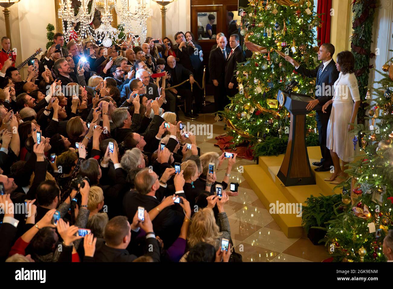 13. Dezember 2013Jeder hat ein Smartphone. Der Präsident hält bei einem Weihnachtsempfang im Großen Foyer des Weißen Hauses mit der First Lady eine Rede.“ (Offizielles Foto des Weißen Hauses von Pete Souza) Dieses offizielle Foto des Weißen Hauses wird nur zur Veröffentlichung durch Nachrichtenorganisationen und/oder zum persönlichen Druck durch die Betreffzeile(en) des Fotos zur Verfügung gestellt. Das Foto darf in keiner Weise manipuliert werden und darf nicht in kommerziellen oder politischen Materialien, Anzeigen, E-Mails, Produkten, Werbeaktionen verwendet werden, die in irgendeiner Weise die Zustimmung oder Billigung des Präsidenten suggerieren, t Stockfoto