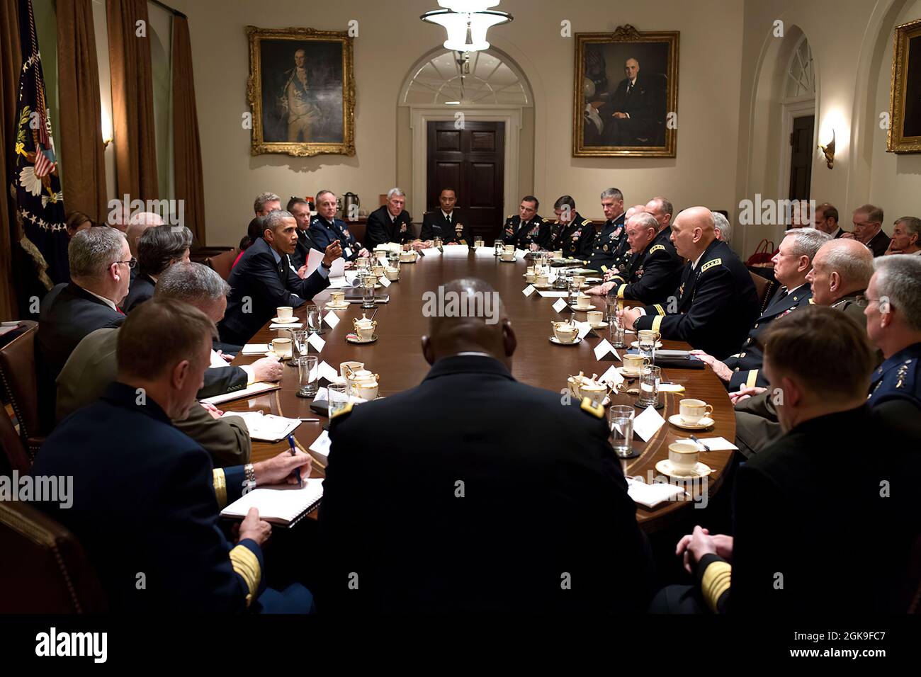 Präsident Barack Obama und Vizepräsident Joe Biden treffen sich am 3. Dezember 2014 im Kabinettsaal des Weißen Hauses mit Kommandanten und Militärführung. (Offizielles Foto des Weißen Hauses von Pete Souza) Dieses offizielle Foto des Weißen Hauses wird nur zur Veröffentlichung durch Nachrichtenorganisationen und/oder zum persönlichen Druck durch die Betreffzeile(en) des Fotos zur Verfügung gestellt. Das Foto darf in keiner Weise manipuliert werden und darf nicht in kommerziellen oder politischen Materialien, Anzeigen, E-Mails, Produkten oder Werbeaktionen verwendet werden, die in irgendeiner Weise die Zustimmung oder Billigung des Präsidenten, des, nahelege Stockfoto