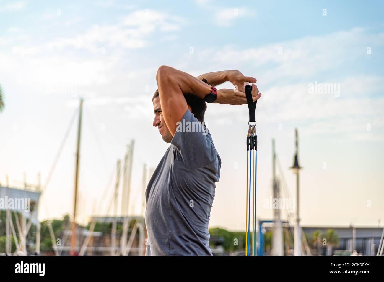 Junger lateinischer Mann, der mit Gummibeinen im Freien Sport macht Stockfoto