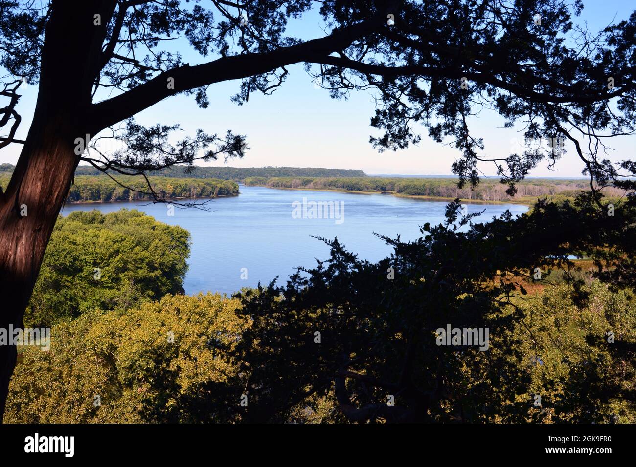 Mit Blick auf den Mississippi River vom Indian Head Trail im Mississippi Palisades State Park außerhalb von Savanna Illinois. Stockfoto
