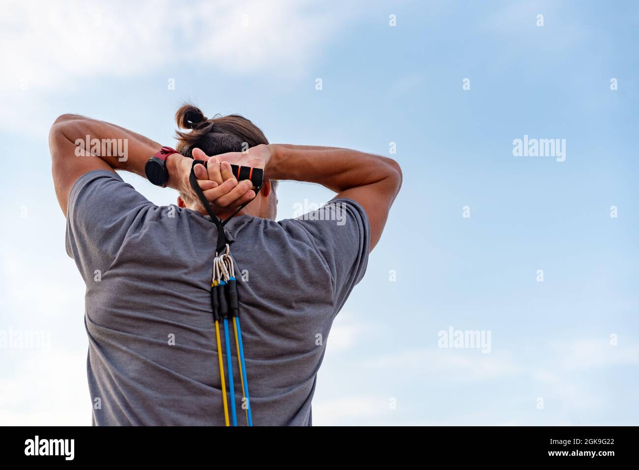 Junger lateinischer Mann, der mit Gummibeinen im Freien Sport macht Stockfoto