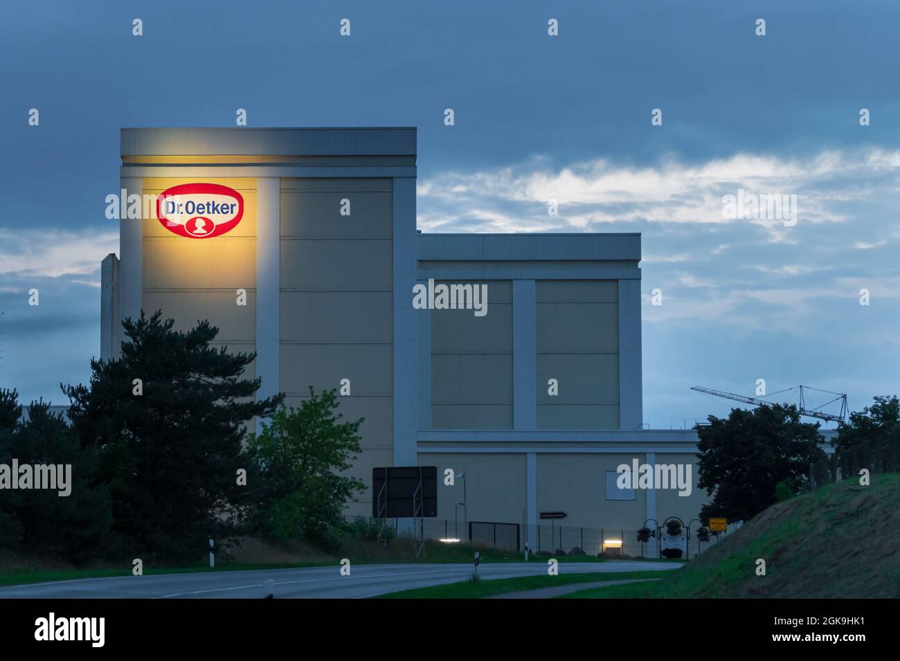 Deutschland , Wittenburg , 12.09.2021 , das Logo der Firma Dr.Oetker an der Fassade eines Firmengebäudes Stockfoto