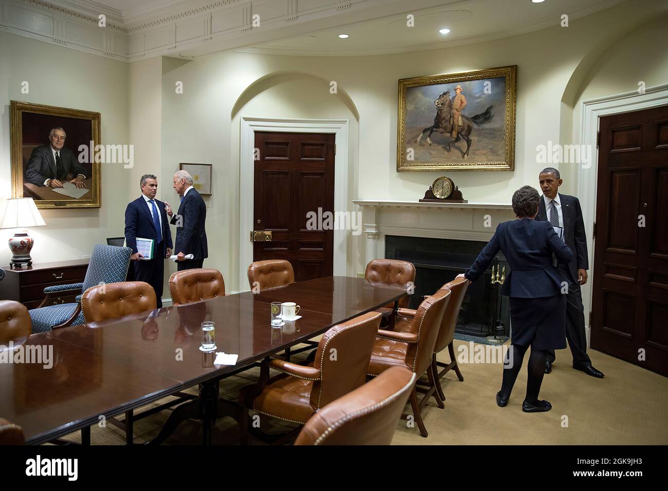 Präsident Barack Obama spricht mit Senior Advisor Valerie Jarrett nach einem Update des Affordable Care Act während eines Treffens im Roosevelt Room des Weißen Hauses am 24. Oktober 2013. Links spricht Vizepräsident Joe Biden mit Jeffrey Zenents, Berater von HealthCare.gov, Department of Health and Human Services, über das Online-Anmeldeverfahren gemäß dem Affordable Care Act. (Offizielles Foto des Weißen Hauses von Pete Souza) Dieses offizielle Foto des Weißen Hauses wird nur zur Veröffentlichung durch Nachrichtenorganisationen und/oder zum persönlichen Druck durch die Betreffenden der Photographie zur Verfügung gestellt Stockfoto