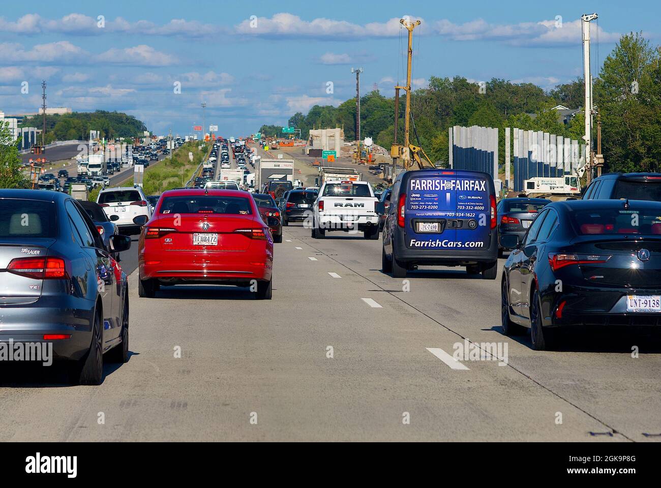 Fairfax County, Virginia, USA - 3. September 2021: Der Verkehr bewegt sich langsam durch starke Staus auf der Interstate 66 (I-66) in einer Bauzone. Stockfoto