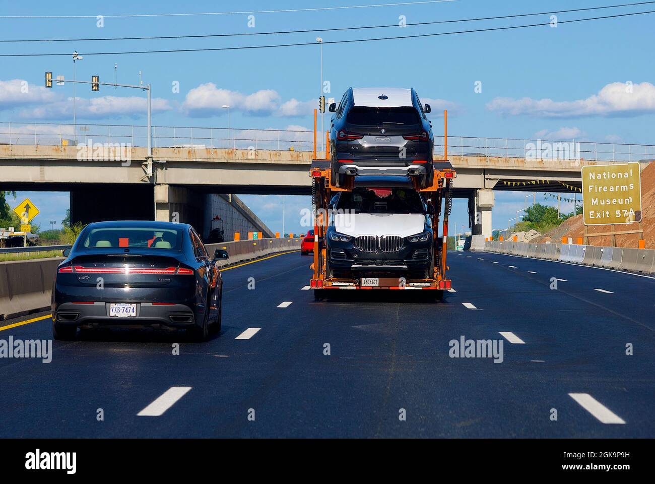 Fairfax County, Virginia, USA - 3. September 2021: Ein Autotransporter transportiert neue Autos auf der Interstate 66 in der Nähe der Ausfahrt National Firearms Museum. Stockfoto