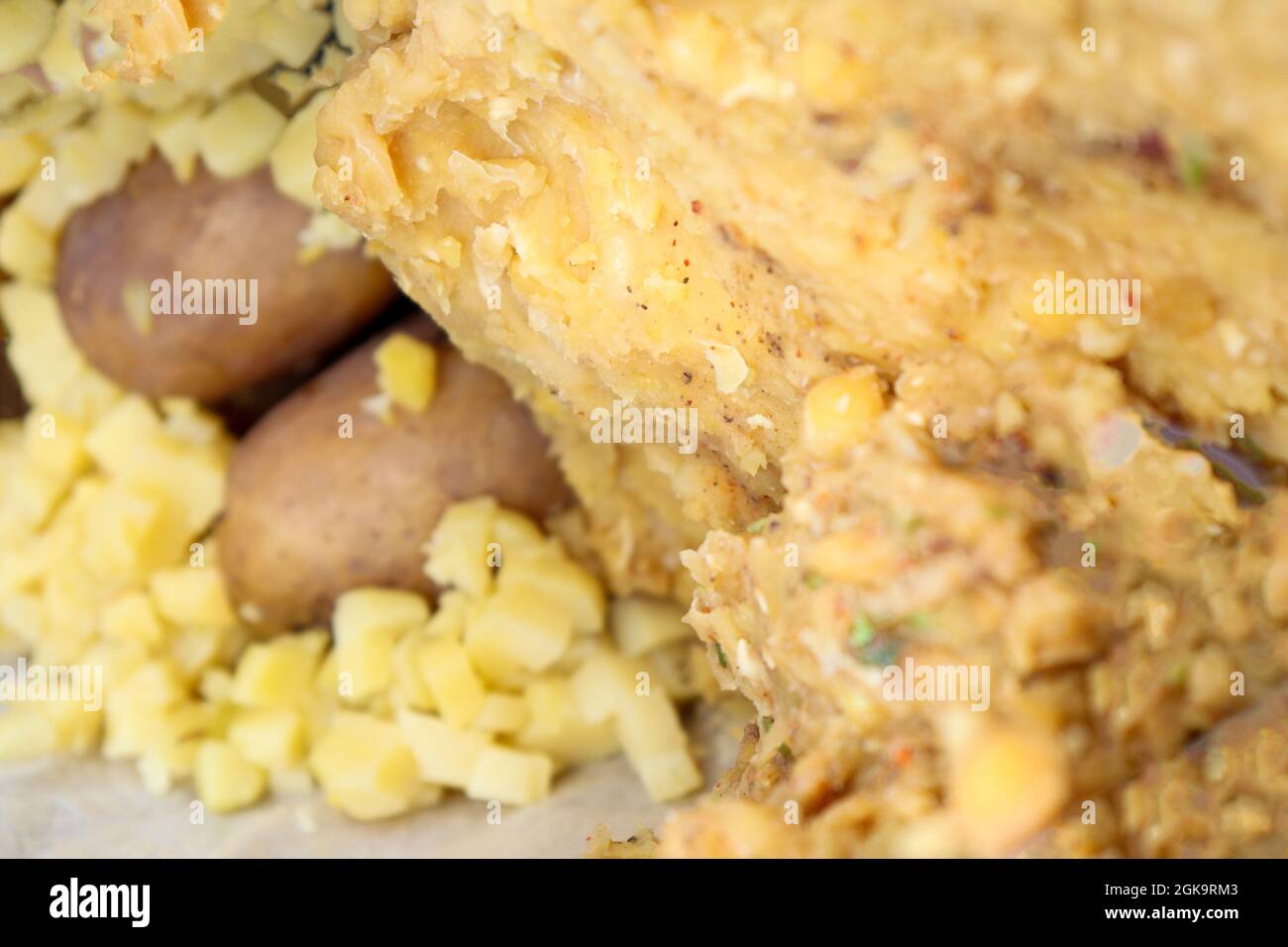 Leckere und gesunde Hülsenfrüchte Hefe Brühe mit Kartoffeln auf Lebensmittelgeschäft für essen und verkaufen Stockfoto